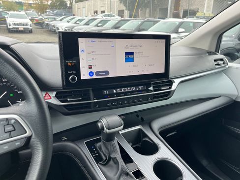 Used 2025 Toyota Sienna XLE image 18