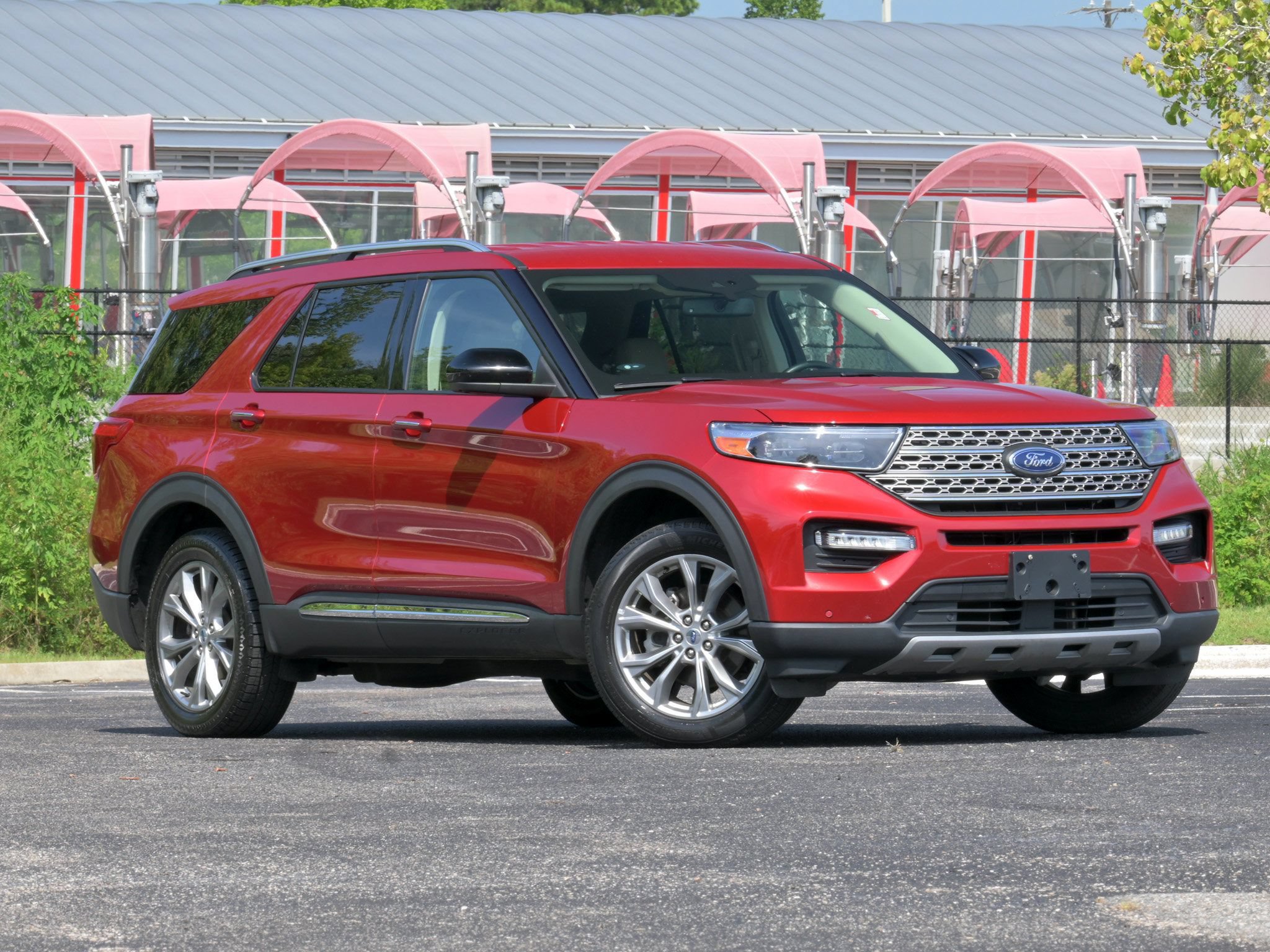 Used 2023 Ford Explorer Limited AWD/4WD image 2