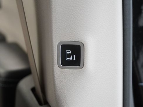 Used 2018 Chrysler Pacifica Limited w/ Advanced Safetytec Group FWD image 40