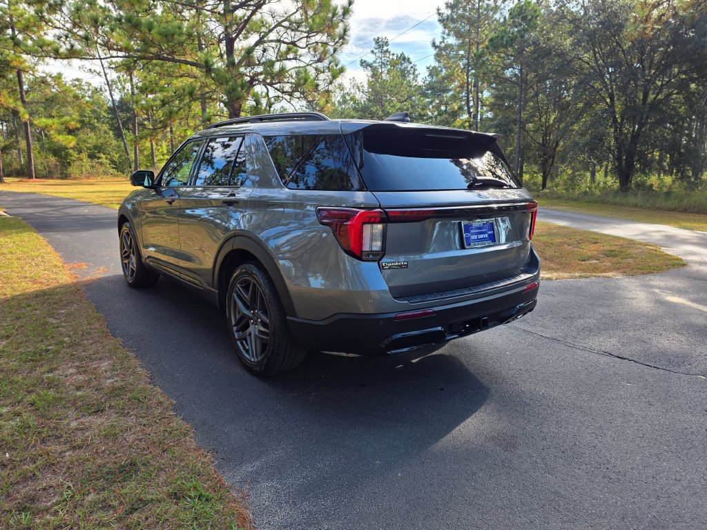 Used 2025 Ford Explorer ST-Line w/ Premium Package RWD image 3