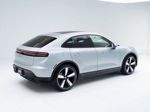 Used 2024 Porsche Macan 4 Electric image 9