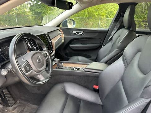 Used 2021 Volvo XC60 T5 Momentum w/ Premium Package AWD/4WD image 4
