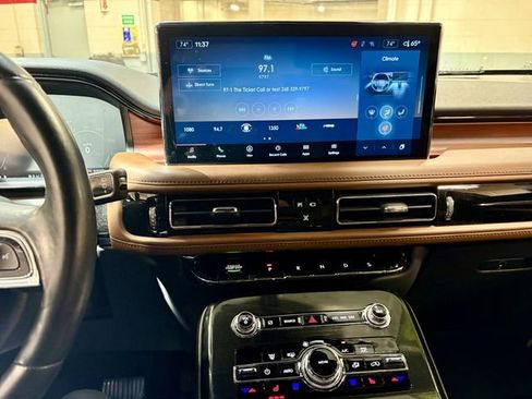 Used 2023 Lincoln Nautilus Reserve AWD/4WD image 4