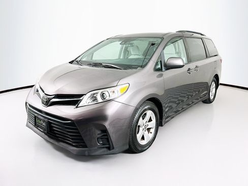Used 2019 Toyota Sienna LE image 3