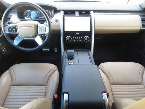 Used 2023 Land Rover Discovery Metropolitan Edition AWD/4WD image 36