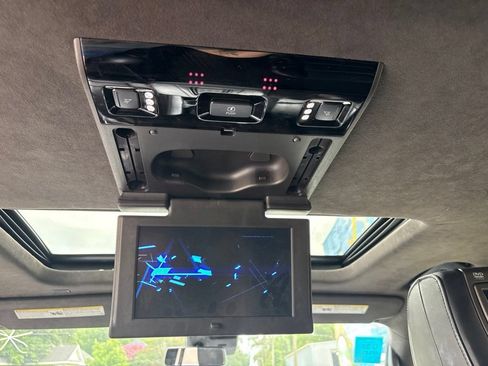 Used 2017 Cadillac Escalade Platinum AWD/4WD image 24