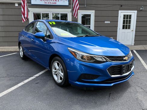 Used 2017 Chevrolet Cruze LT w/ Convenience Package FWD image 3