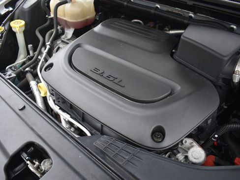 Used 2023 Chrysler Voyager LX image 36