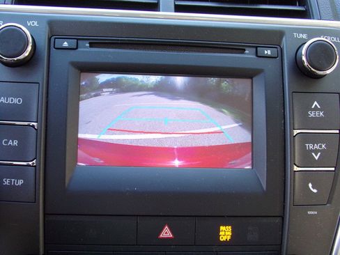 Used 2017 Toyota Camry SE image 32