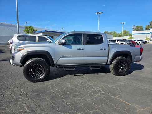Used 2018 Toyota Tacoma TRD Off-Road w/ Technology Package AWD/4WD image 4