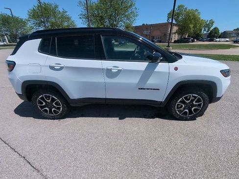 Used 2025 Jeep Compass Trailhawk AWD/4WD image 2