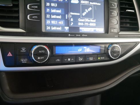 Used 2017 Toyota Highlander XLE AWD/4WD image 23