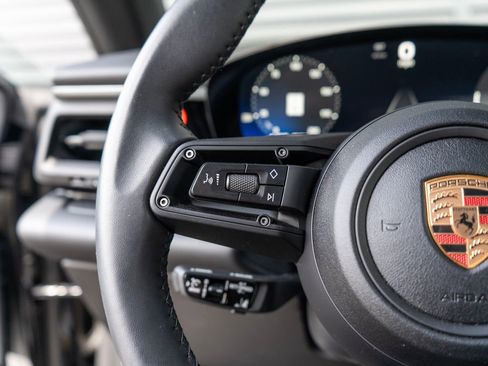 Used 2025 Porsche Macan Electric RWD image 18