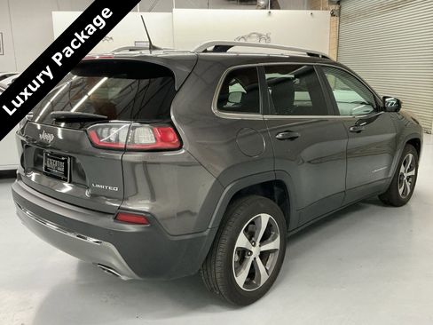 Used 2019 Jeep Cherokee Limited w/ Luxury Group image 3