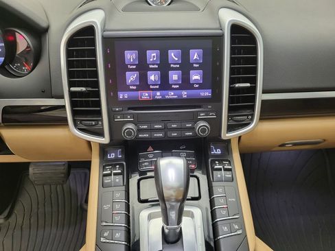 Used 2018 Porsche Cayenne Platinum Edition image 40