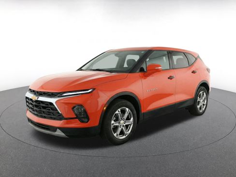 Used 2025 Chevrolet Blazer LT FWD image 3