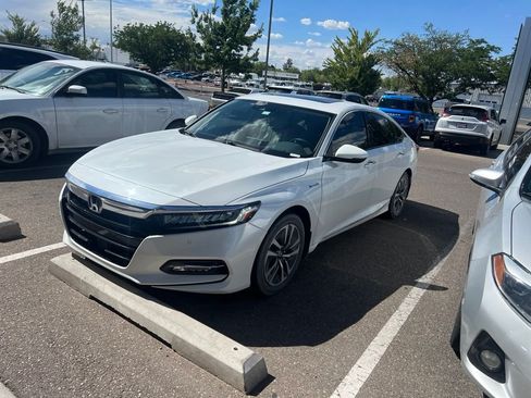 Used 2018 Honda Accord Touring image 2