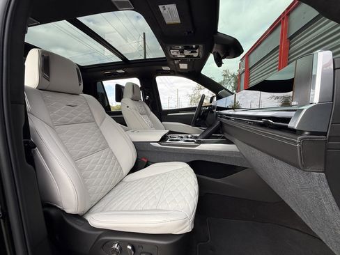 Used 2026 Cadillac Escalade V w/ LPO, ONYX Package image 32