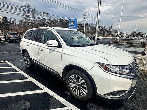 Used 2020 Mitsubishi Outlander SE image 1