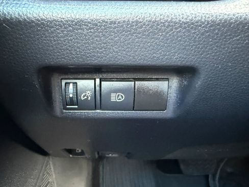 Used 2021 Toyota RAV4 LE AWD/4WD image 17