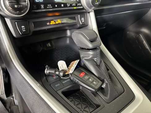 Used 2025 Toyota RAV4 XLE w/ Convenience Package FWD image 19