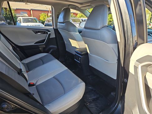 Used 2019 Toyota RAV4 Limited image 11