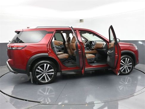 Used 2025 Nissan Pathfinder Platinum image 48