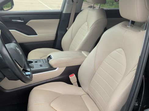 Used 2021 Toyota Highlander XLE AWD/4WD image 7