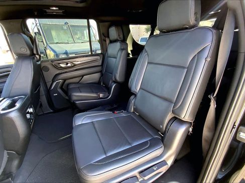 Used 2022 GMC Yukon XL Denali w/ Denali Premium Package image 17