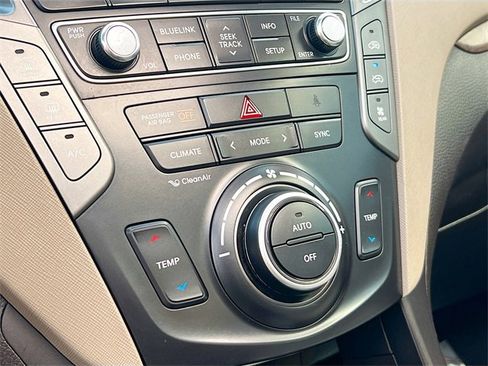 Used 2018 Hyundai Santa Fe SE image 16