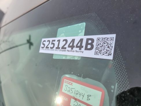 Used 2017 Chrysler Pacifica Touring-L image 20