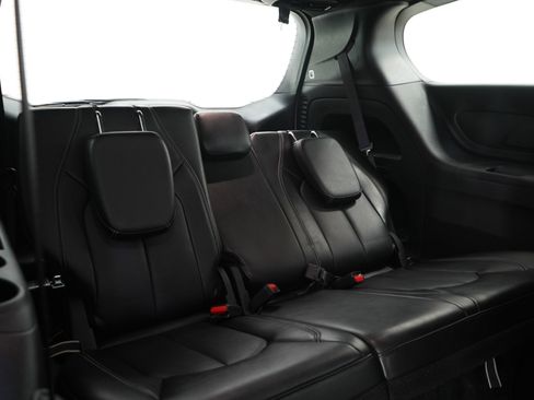 Used 2025 Chrysler Pacifica Select FWD image 13