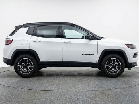 Used 2025 Jeep Compass Trailhawk image 11