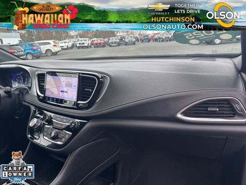 Used 2025 Chrysler Pacifica Limited image 45