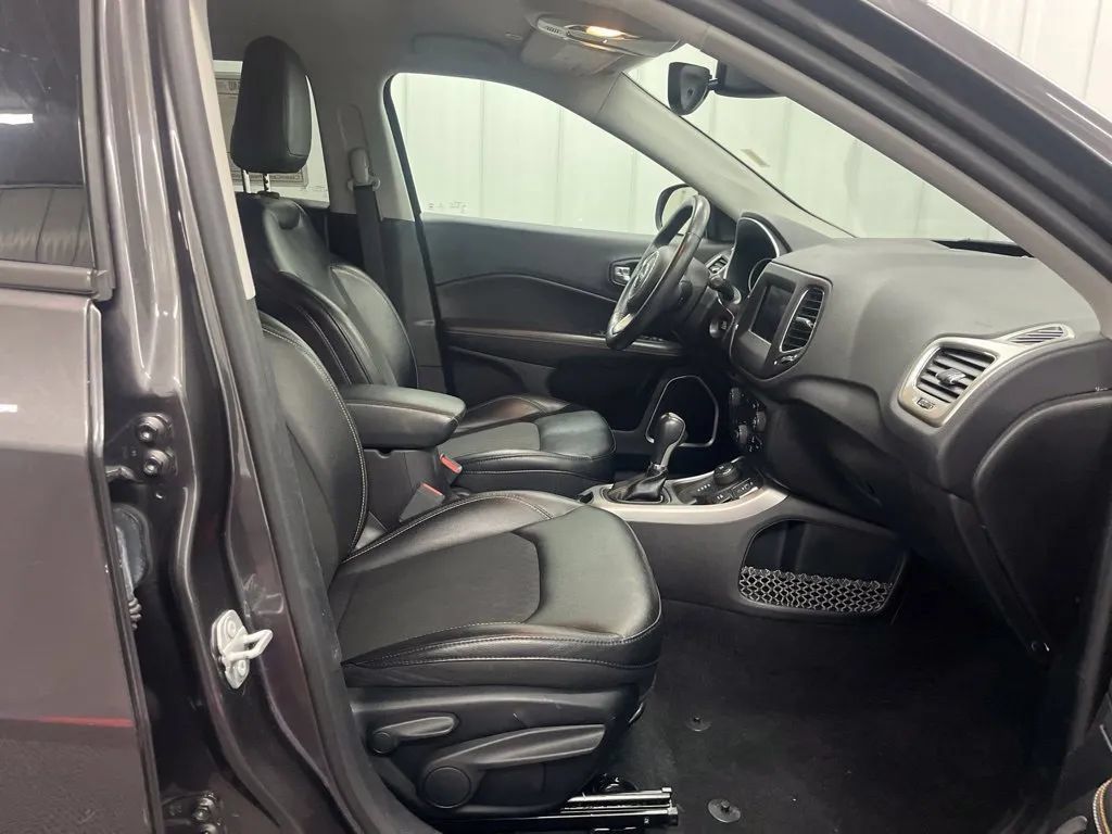 Used 2018 Jeep Compass Latitude w/ Popular Equipment Group AWD/4WD image 11