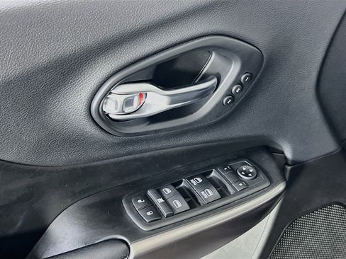 Used 2019 Jeep Cherokee Limited AWD/4WD image 18