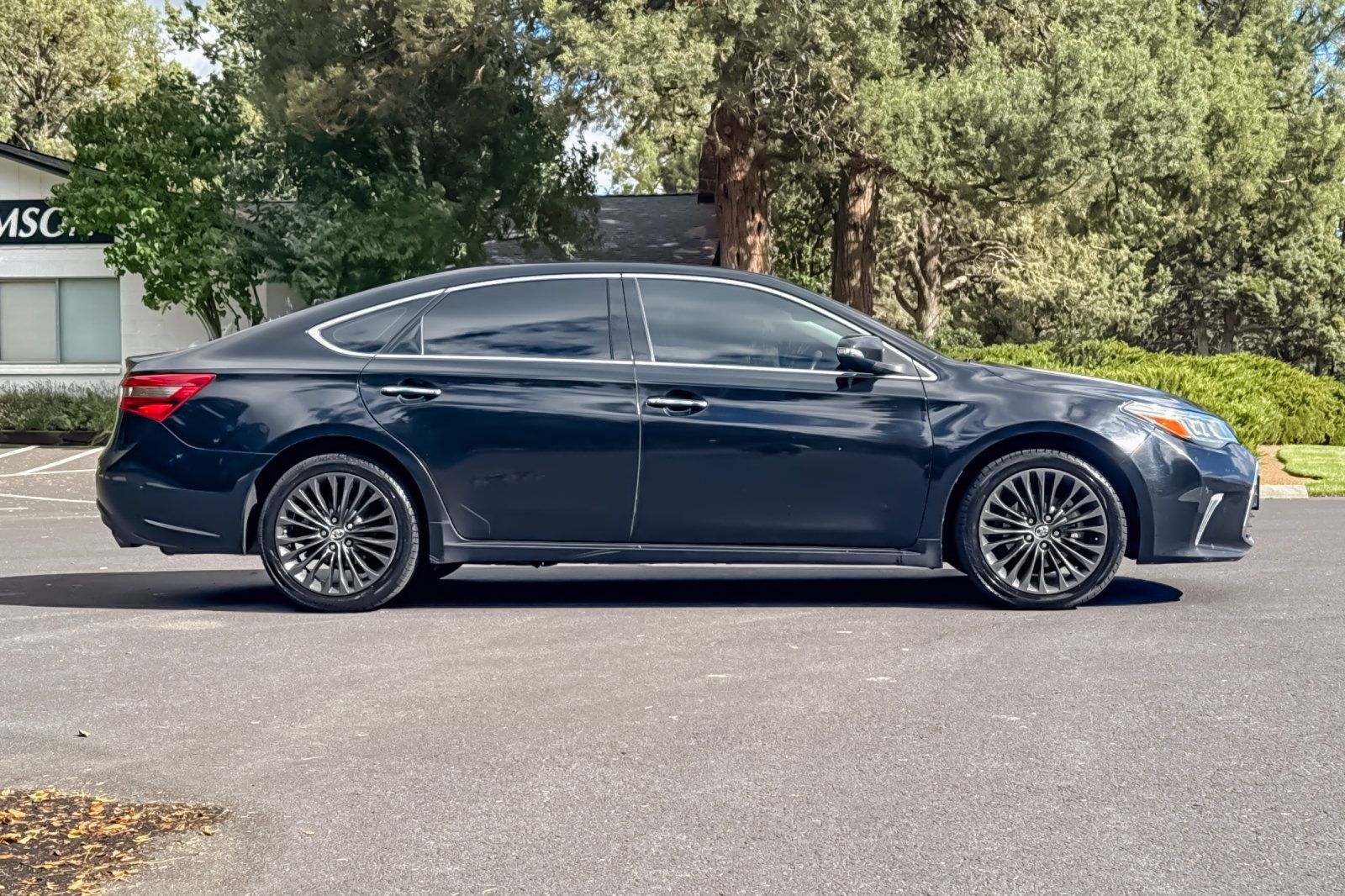Used 2016 Toyota Avalon Touring FWD image 3