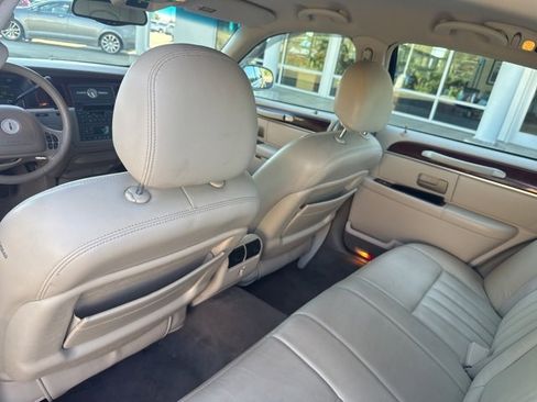 Used 2004 Lincoln Town Car Signature image 18
