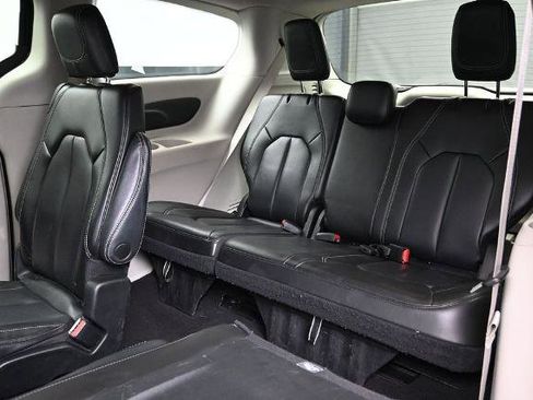 Used 2023 Chrysler Pacifica Touring-L FWD image 7