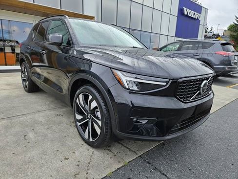 Used 2025 Volvo XC40 B5 Plus AWD/4WD image 3