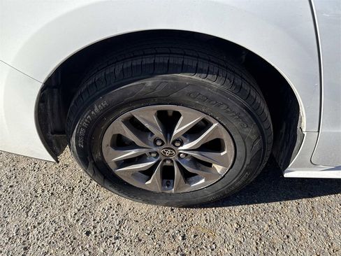 Certified 2024 Toyota Sienna LE image 9