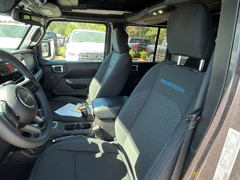 Used 2025 Jeep Wrangler Unlimited Rubicon 4xe w/ Convenience Group AWD/4WD image 17