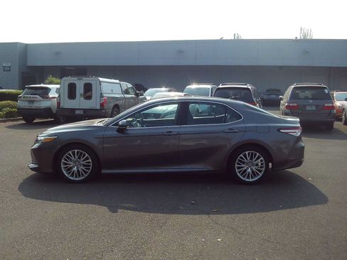 Used 2018 Toyota Camry XLE w/ Audio Package FWD image 2