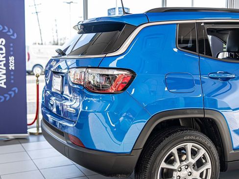 Used 2022 Jeep Compass Latitude AWD/4WD image 16