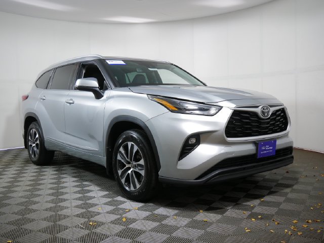 Used 2022 Toyota Highlander XLE AWD/4WD image 1