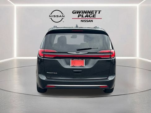 Used 2022 Chrysler Pacifica Touring-L image 6