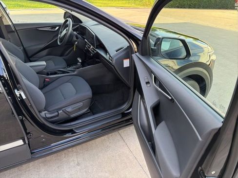 Used 2023 Kia Niro LX FWD image 19