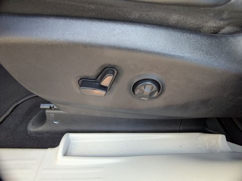 Used 2023 Chrysler Pacifica Touring-L FWD image 18