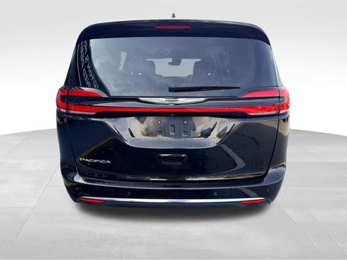 Used 2024 Chrysler Pacifica Touring-L image 6