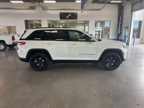 New 2025 Jeep Grand Cherokee Altitude AWD/4WD image 6
